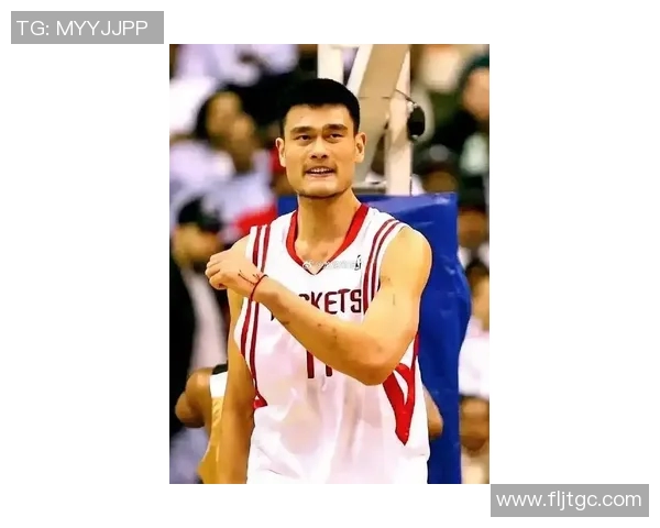 姚明展现巨人风采完美扣篮引发全场欢呼震撼篮球界 姚明展现巨人风采完美扣篮引发全场欢呼震撼篮球界