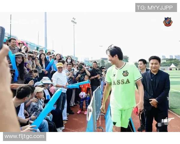 在香港街头邂逅足球明星的奇妙瞬间与精彩瞬间分享 在香港街头邂逅足球明星的奇妙瞬间与精彩瞬间分享