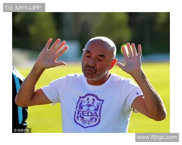 足球明星意外掏裤兜瞬间引发热议网友热评不断视频背后故事揭秘