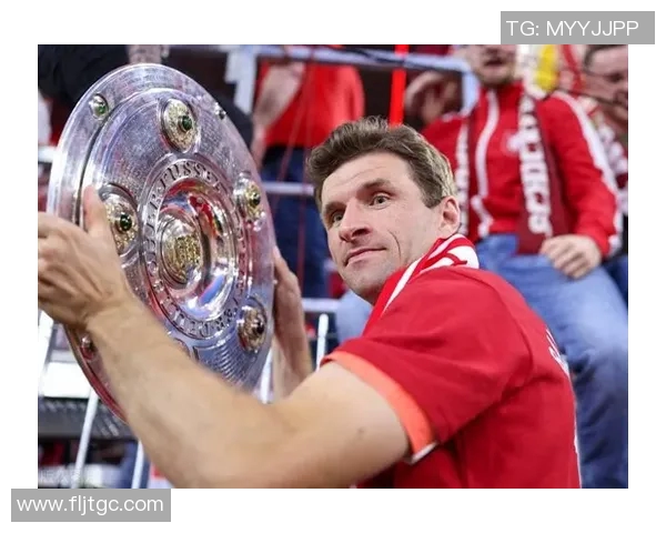 足球明星荣耀时刻握紧奖杯展现无尽风采与激情