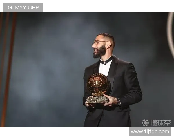 韩国足球明星喜提冠军奖杯瞬间定格荣耀时刻